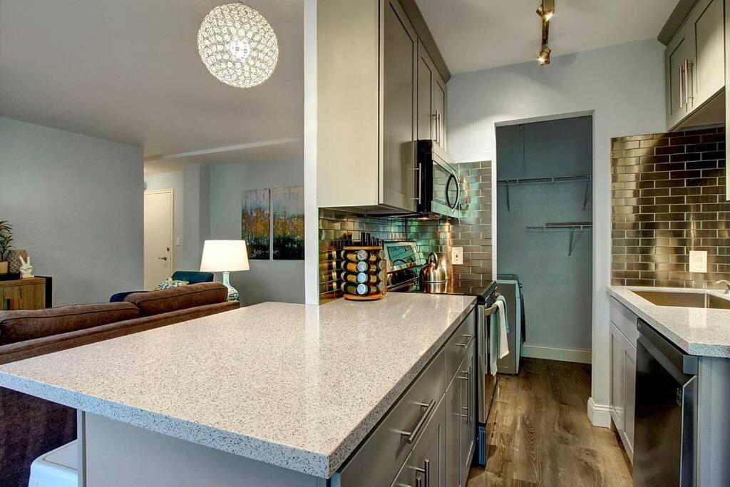 Modern Coastal Downtownking Bedwork Deskkitchen Ferienhaus