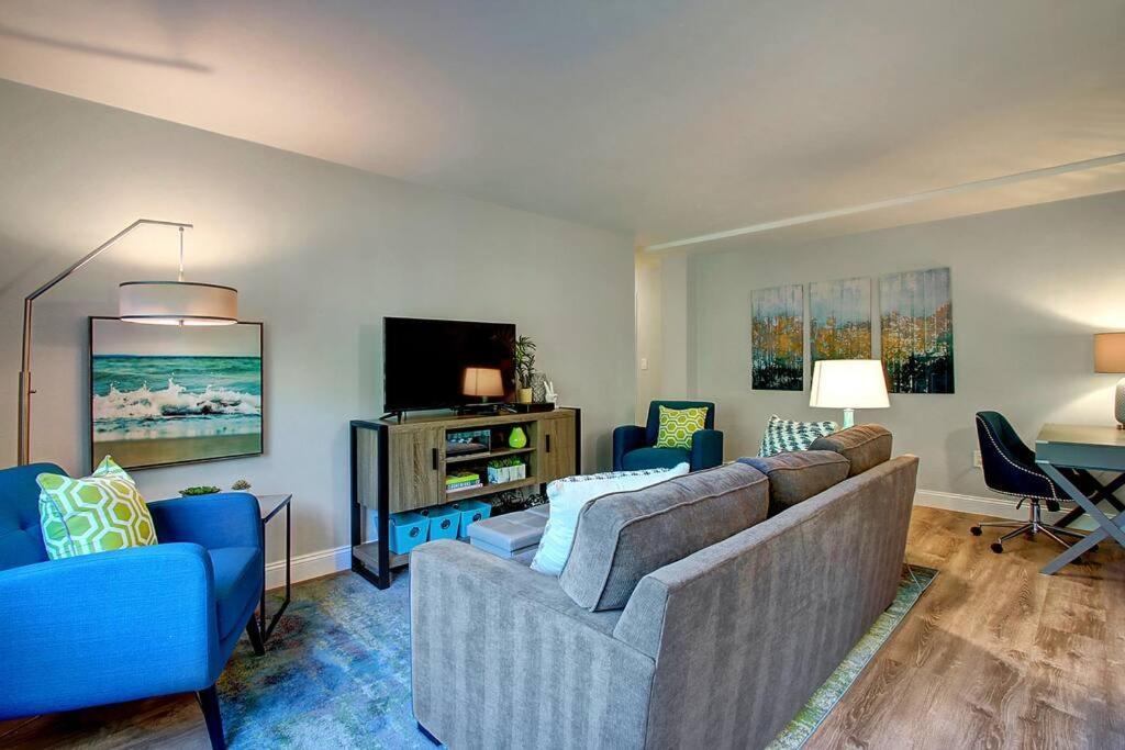 Modern Coastal Downtownking Bedwork Deskkitchen * Seattle