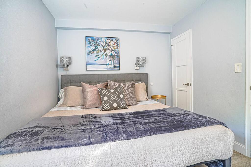 Modern Coastal Downtownking Bedwork Deskkitchen Seattle