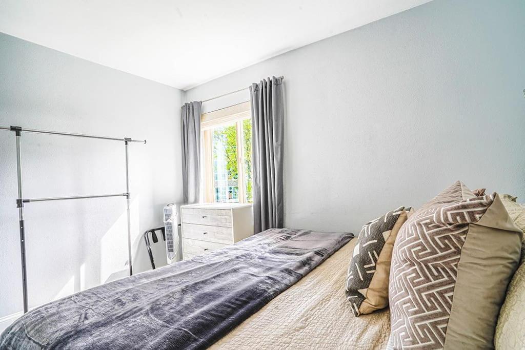 Modern Coastal Downtownking Bedwork Deskkitchen * Seattle