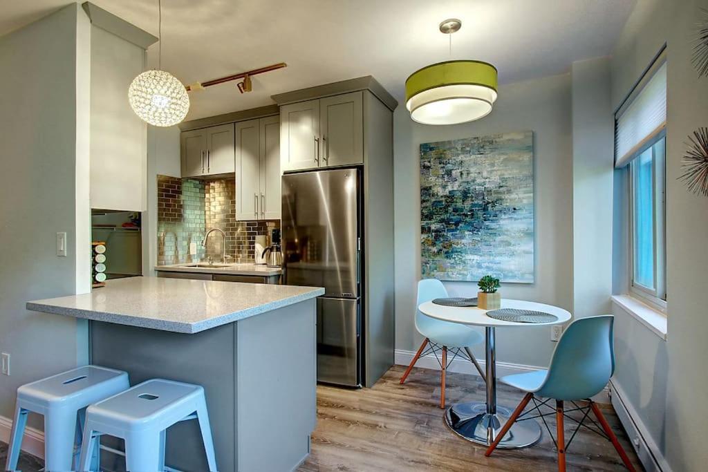 Modern Coastal Downtownking Bedwork Deskkitchen Ferienhaus